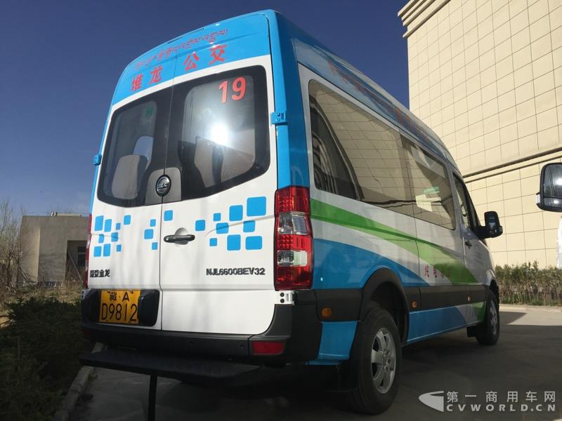 4月的第一天，西藏拉萨就迎来一件喜事——拉萨市堆龙公交公司正式揭牌暨首批纯电动公交车正式投入运营。作为现场的主角之一—即将正式投运的纯电动公交车，更是披上了洁白的哈达，吸引了众人的目光。这就是南京金龙开沃D11纯电动客车。此次，堆龙公交采购了20辆南京金龙开沃D11纯电动公交车，作为正式运营的首批运力。而这批车也将作为拉萨纯电动公交的试点车辆，为日后当地采购大批量更换纯电动公交车提供重要依据。图为南京金龙开沃D11纯电动公交车