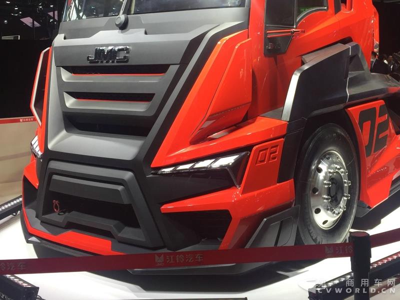 4月19日上午，以“英雄，出征”为主题的江铃首款重卡产品发布会，在2017上海车展开幕首日隆重举行。本届上海车展，江铃重汽共展示了三款重卡产品，而江铃本次车展重点上市推介的，便是这款被称为“江铃威龙”的6×4重型牵引车产品。据悉，该车是江铃汽车以重金引进的福特重卡技术，并根据中国国情再度开发而成的新车型。这款江铃威龙重卡定位于国内中高端重卡细分市场，将直接与国内主流品牌同台竞争。图为江铃展示概念卡赛用车