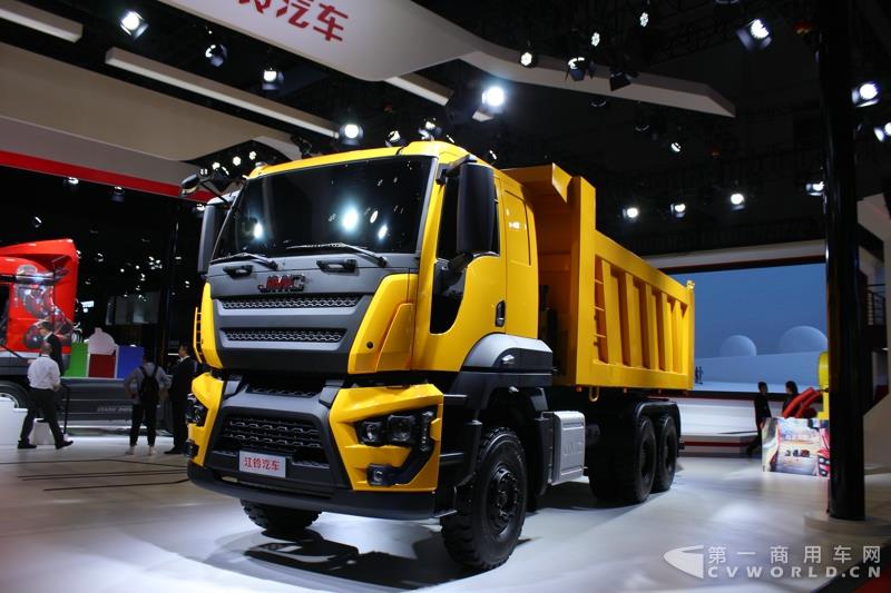 4月20日是上海车展媒体日，江铃重卡第4款新车——6×4矿用自卸车亮相！同江铃威龙6×4牵引车一样，它是一款量产车，其底盘技术也源自福特Cargo重卡。据了解，江铃重卡还研发出8×4系列的自卸车。另外，小编了解到这款名叫“威龙”的江铃自卸车，是江铃引进美国福特技术打造的一款车型，最高420马力发动机，高强度的车身钢板等等，显而易见，这也是一款高承载的“白吨王”车型。图为江铃威龙6×4自卸车