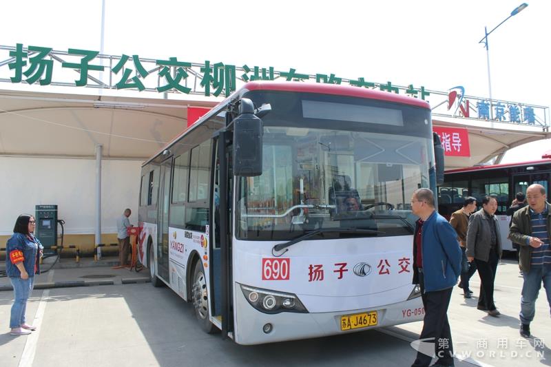 4月14日，南京市公交电动化2017战略研讨会在南京举行。江苏省交通厅、南京市交通局、南京市公交集团、江苏省各地公交公司及南京金龙等单位领导和20余家媒体记者，近百人出席了此次研讨会。第一商用车网了解到，南京公交作为全国最早推广使用纯电动公交车的城市之一，在批量运营和新能源汽车推广等方面，具备较好的经验和心得，可为国内其他区域同行所借鉴。图为与会嘉宾参观扬子公交充电站