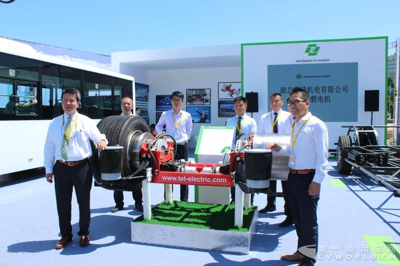 嘉宾为轮毂电机产品揭幕