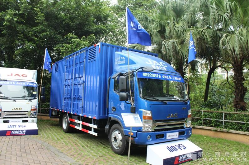 搭载康明斯动力帅铃全能卡车