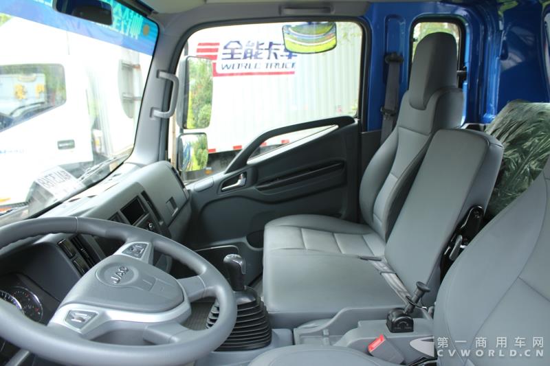 搭载迈斯福动力的帅铃全能轻卡外观及内饰
