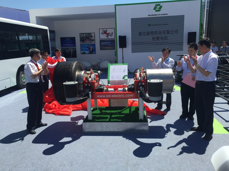 国内首辆运用轮毂电机技术的客车问世了。5月24日上午，在北京国际道路运输展上，国内首辆轮毂电机客车首发亮相。这辆由湖北泰特机电潜心打造的客车新品，受到业内人士的高度关注。天津天海同步集团、湖北泰特机电、行业领导和专家及媒体记者等出席了此次亮相活动。图为嘉宾为轮毂电机产品揭幕