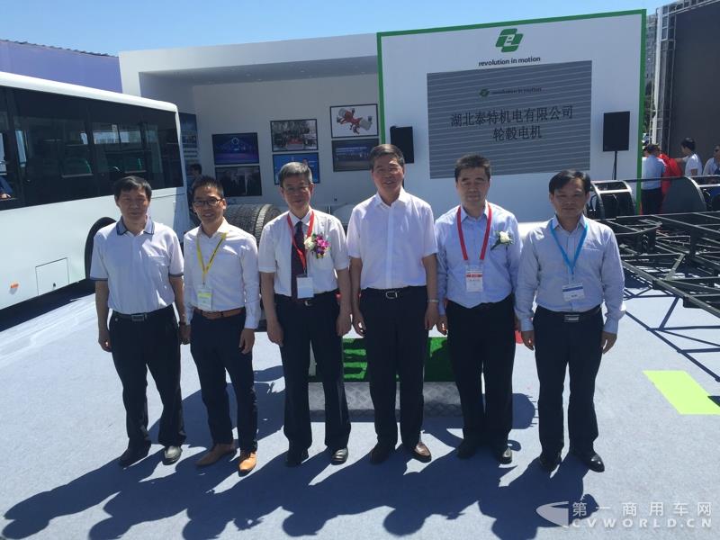嘉宾为轮毂电机产品揭幕