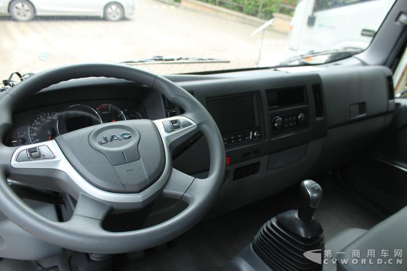 搭载迈斯福动力的帅铃全能轻卡外观及内饰