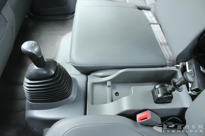 搭载迈斯福动力的帅铃全能轻卡外观及内饰