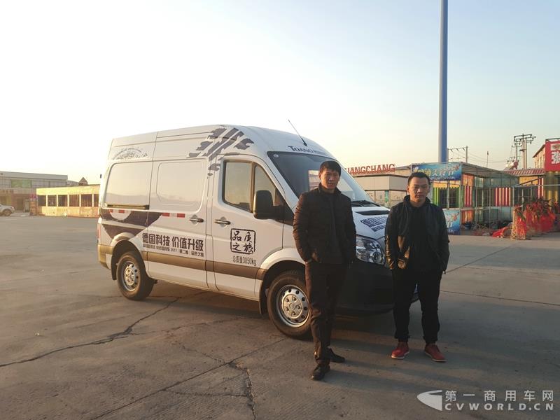 李伟、李元龙与图雅诺合影