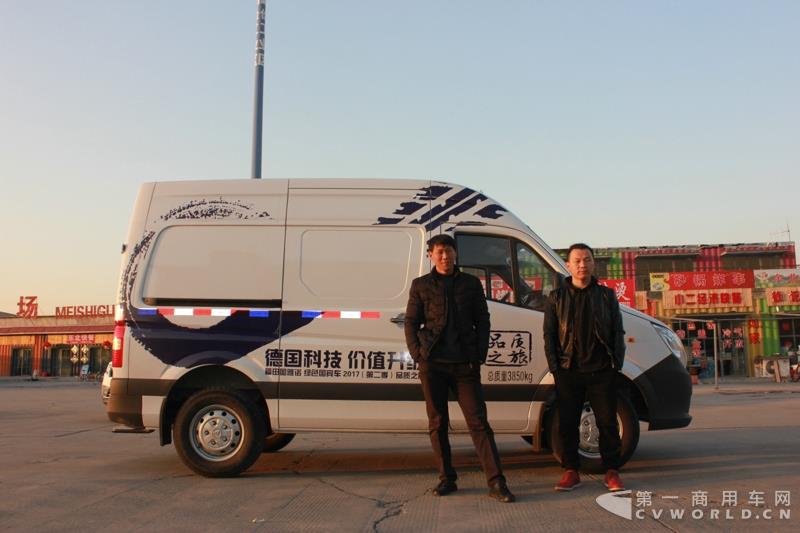 李伟、李元龙与图雅诺合影