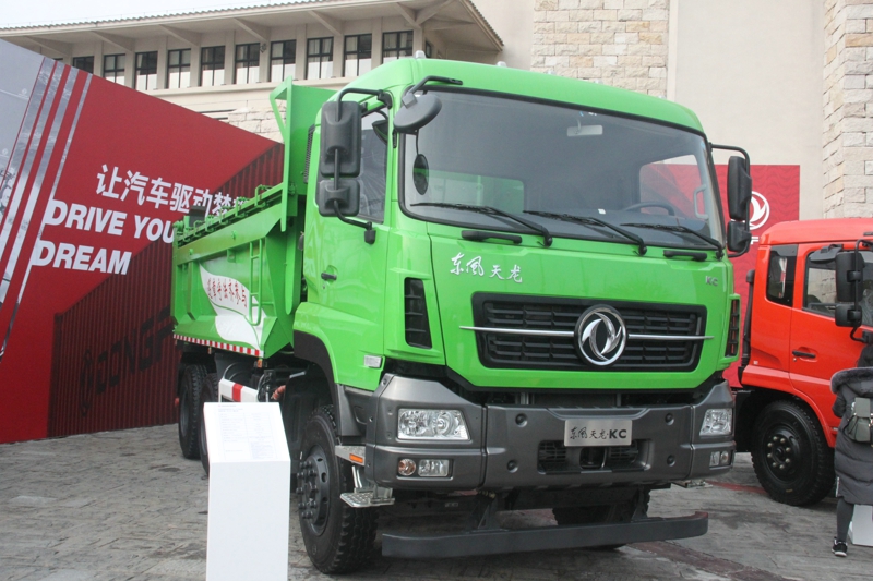 2018年2月3日－4日，2017-18沃尔沃环球帆船赛在中国广州上演了激烈的争夺战。此次在广州的比拼，是沃尔沃帆船赛首次造访中国内地一线城市，也是中国除香港外，第二个被纳入沃尔沃帆船赛的停靠站。图为东风天龙·KC渣土车