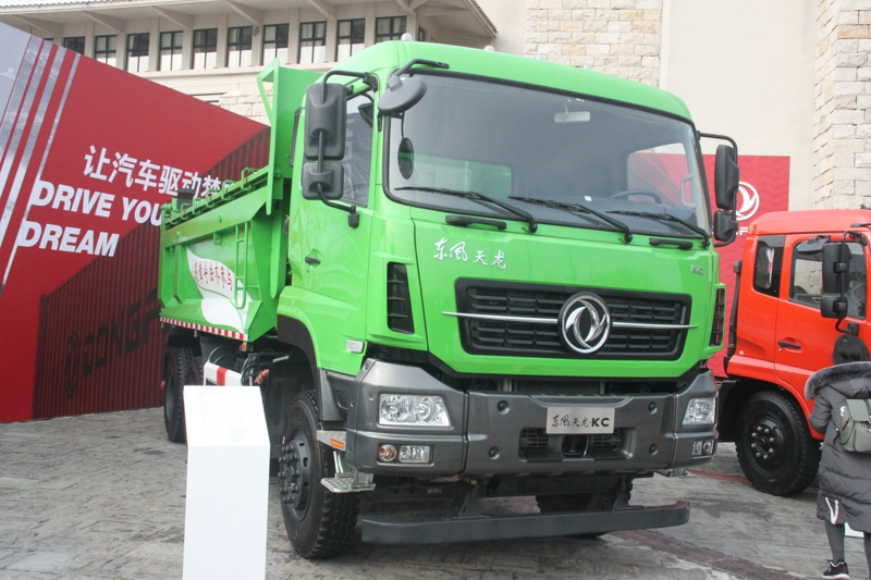 2018年2月3日－4日，2017-18沃尔沃环球帆船赛在中国广州上演了激烈的争夺战。此次在广州的比拼，是沃尔沃帆船赛首次造访中国内地一线城市，也是中国除香港外，第二个被纳入沃尔沃帆船赛的停靠站。图为东风天龙·KC渣土车