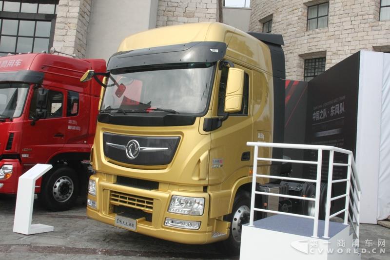 东风天龙旗舰6X4牵引车