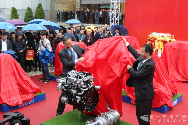 嘉宾为玉柴国六发动机揭幕