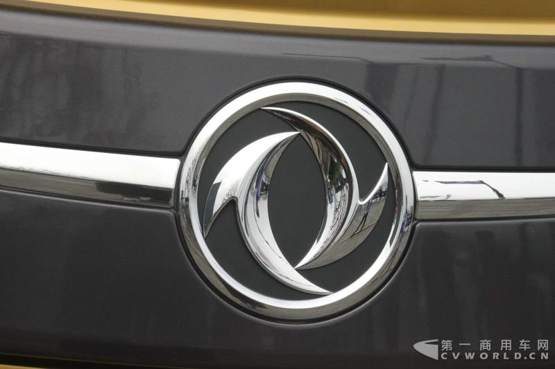 东风天龙旗舰6X4牵引车