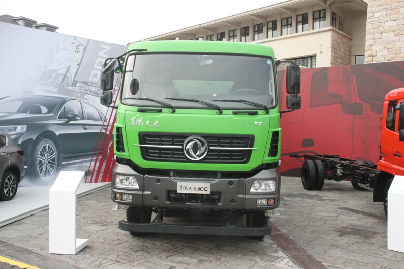 2018年2月3日－4日，2017-18沃尔沃环球帆船赛在中国广州上演了激烈的争夺战。此次在广州的比拼，是沃尔沃帆船赛首次造访中国内地一线城市，也是中国除香港外，第二个被纳入沃尔沃帆船赛的停靠站。图为东风天龙·KC渣土车