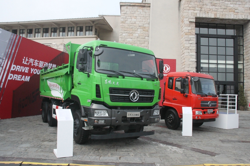 2018年2月3日－4日，2017-18沃尔沃环球帆船赛在中国广州上演了激烈的争夺战。此次在广州的比拼，是沃尔沃帆船赛首次造访中国内地一线城市，也是中国除香港外，第二个被纳入沃尔沃帆船赛的停靠站。图为东风天龙·KC渣土车