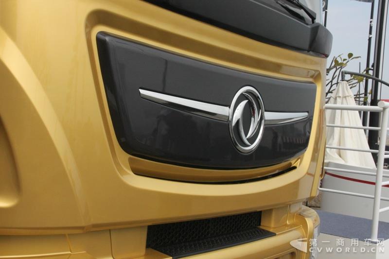 东风天龙旗舰6X4牵引车