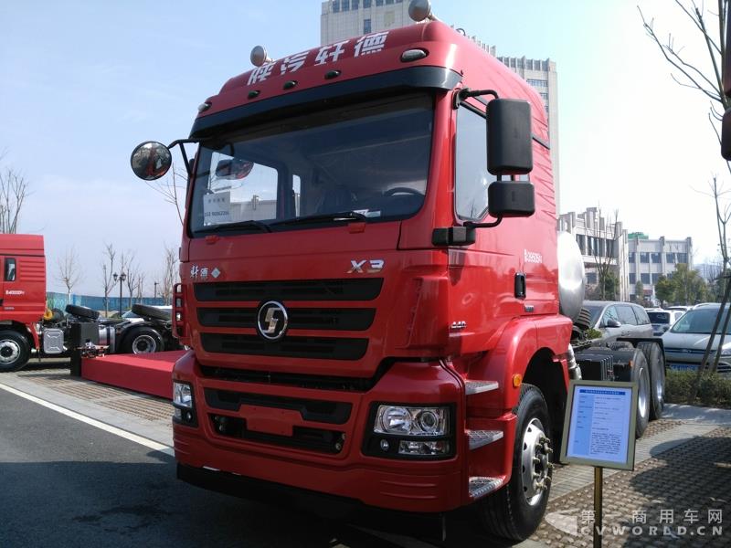陕汽轩德3系6×4轻量化LNG牵引车