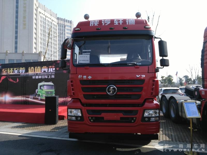 陕汽轩德3系6×4轻量化LNG牵引车