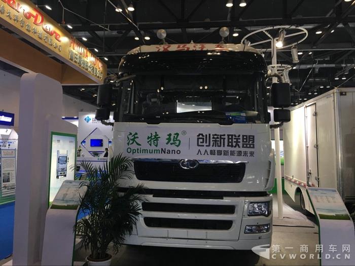 搭载沃特玛动力系统的华菱纯电动码头牵引车