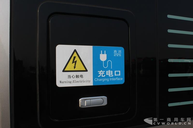 银隆8.5米纯电动公交车充电口