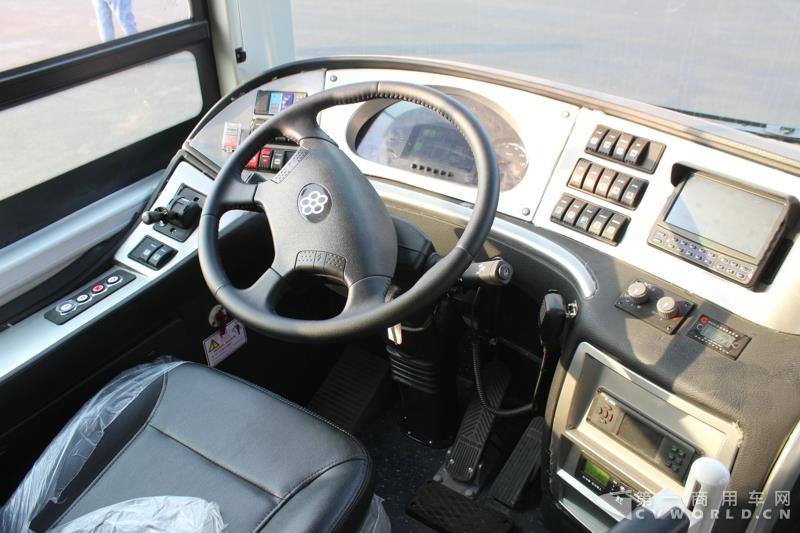 银隆10.5米纯电动公交车