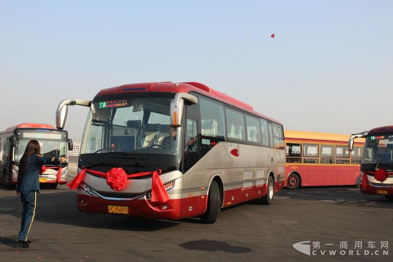 银隆10.7米纯电动旅游客车