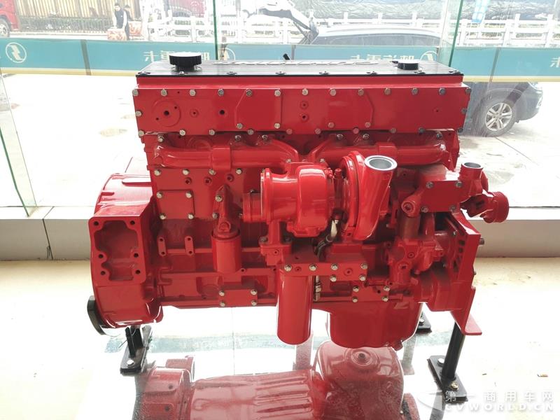 现场展示的西安康明斯11L发动机