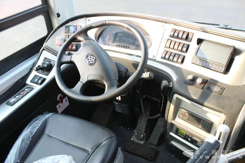 银隆10.5米纯电动公交车