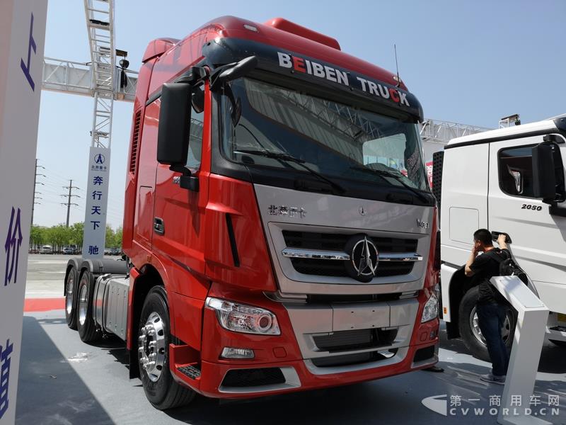 据了解，这款560马力的V3ET牵引车，是北奔重汽针对大马力市场打造的一款重卡产品，也是其首款达到560马力的欧六车型。该车搭载潍柴13L发动机，最大扭矩达2550N.m；匹配法士特最新的S系列AMT自动变速箱及缓速器；前桥采用一片簧设计，后桥采用8气囊空气悬架。不过，该车暂未定价。