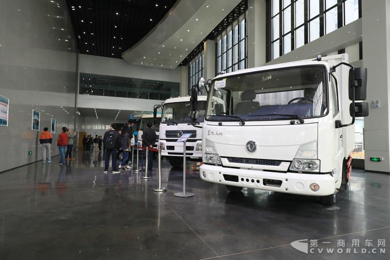 活动现场，进行了两辆智能网联卡车的现场演示，并展示了东风商用车节能卡车、串联式混合动力物流车、中卡环卫车纯电（量产车型）、串联式轻卡物流车、极限轻量化标杆车，共7款新技术展车集体亮相，展示出东风商用车在电动化、智能化、网联化、共享化、轻量化方面的新技术成果，也充分展现出东风商用车引领时代趋势打造精品车型的魄力与雄心。