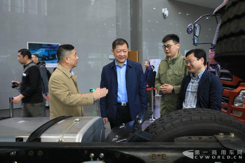 活动现场，进行了两辆智能网联卡车的现场演示，并展示了东风商用车节能卡车、串联式混合动力物流车、中卡环卫车纯电（量产车型）、串联式轻卡物流车、极限轻量化标杆车，共7款新技术展车集体亮相，展示出东风商用车在电动化、智能化、网联化、共享化、轻量化方面的新技术成果，也充分展现出东风商用车引领时代趋势打造精品车型的魄力与雄心。