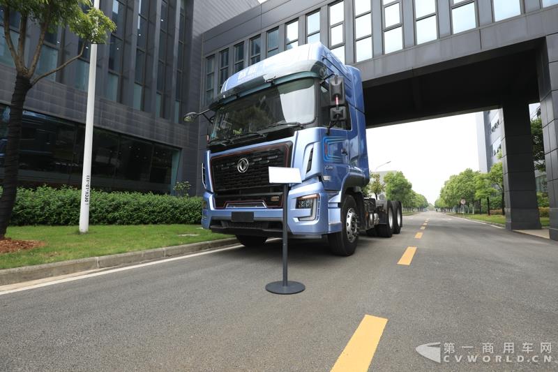 活动现场，进行了两辆智能网联卡车的现场演示，并展示了东风商用车节能卡车、串联式混合动力物流车、中卡环卫车纯电（量产车型）、串联式轻卡物流车、极限轻量化标杆车，共7款新技术展车集体亮相，展示出东风商用车在电动化、智能化、网联化、共享化、轻量化方面的新技术成果，也充分展现出东风商用车引领时代趋势打造精品车型的魄力与雄心。