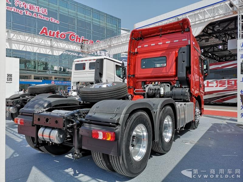 据了解，这款560马力的V3ET牵引车，是北奔重汽针对大马力市场打造的一款重卡产品，也是其首款达到560马力的欧六车型。该车搭载潍柴13L发动机，最大扭矩达2550N.m；匹配法士特最新的S系列AMT自动变速箱及缓速器；前桥采用一片簧设计，后桥采用8气囊空气悬架。不过，该车暂未定价。