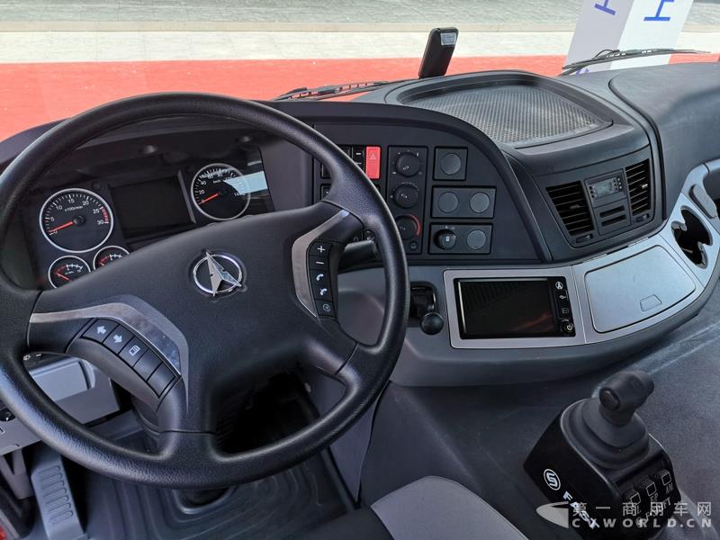 据了解，这款560马力的V3ET牵引车，是北奔重汽针对大马力市场打造的一款重卡产品，也是其首款达到560马力的欧六车型。该车搭载潍柴13L发动机，最大扭矩达2550N.m；匹配法士特最新的S系列AMT自动变速箱及缓速器；前桥采用一片簧设计，后桥采用8气囊空气悬架。不过，该车暂未定价。