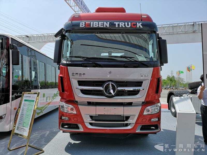 据了解，这款560马力的V3ET牵引车，是北奔重汽针对大马力市场打造的一款重卡产品，也是其首款达到560马力的欧六车型。该车搭载潍柴13L发动机，最大扭矩达2550N.m；匹配法士特最新的S系列AMT自动变速箱及缓速器；前桥采用一片簧设计，后桥采用8气囊空气悬架。不过，该车暂未定价。