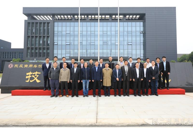 活动现场，进行了两辆智能网联卡车的现场演示，并展示了东风商用车节能卡车、串联式混合动力物流车、中卡环卫车纯电（量产车型）、串联式轻卡物流车、极限轻量化标杆车，共7款新技术展车集体亮相，展示出东风商用车在电动化、智能化、网联化、共享化、轻量化方面的新技术成果，也充分展现出东风商用车引领时代趋势打造精品车型的魄力与雄心。