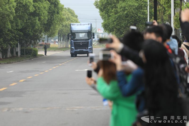 活动现场，进行了两辆智能网联卡车的现场演示，并展示了东风商用车节能卡车、串联式混合动力物流车、中卡环卫车纯电（量产车型）、串联式轻卡物流车、极限轻量化标杆车，共7款新技术展车集体亮相，展示出东风商用车在电动化、智能化、网联化、共享化、轻量化方面的新技术成果，也充分展现出东风商用车引领时代趋势打造精品车型的魄力与雄心。