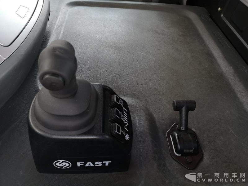 据了解，这款560马力的V3ET牵引车，是北奔重汽针对大马力市场打造的一款重卡产品，也是其首款达到560马力的欧六车型。该车搭载潍柴13L发动机，最大扭矩达2550N.m；匹配法士特最新的S系列AMT自动变速箱及缓速器；前桥采用一片簧设计，后桥采用8气囊空气悬架。不过，该车暂未定价。