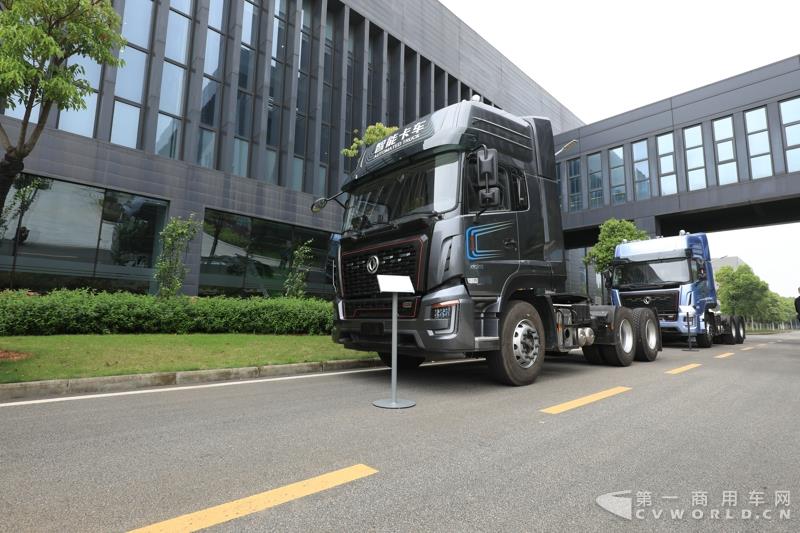 活动现场，进行了两辆智能网联卡车的现场演示，并展示了东风商用车节能卡车、串联式混合动力物流车、中卡环卫车纯电（量产车型）、串联式轻卡物流车、极限轻量化标杆车，共7款新技术展车集体亮相，展示出东风商用车在电动化、智能化、网联化、共享化、轻量化方面的新技术成果，也充分展现出东风商用车引领时代趋势打造精品车型的魄力与雄心。