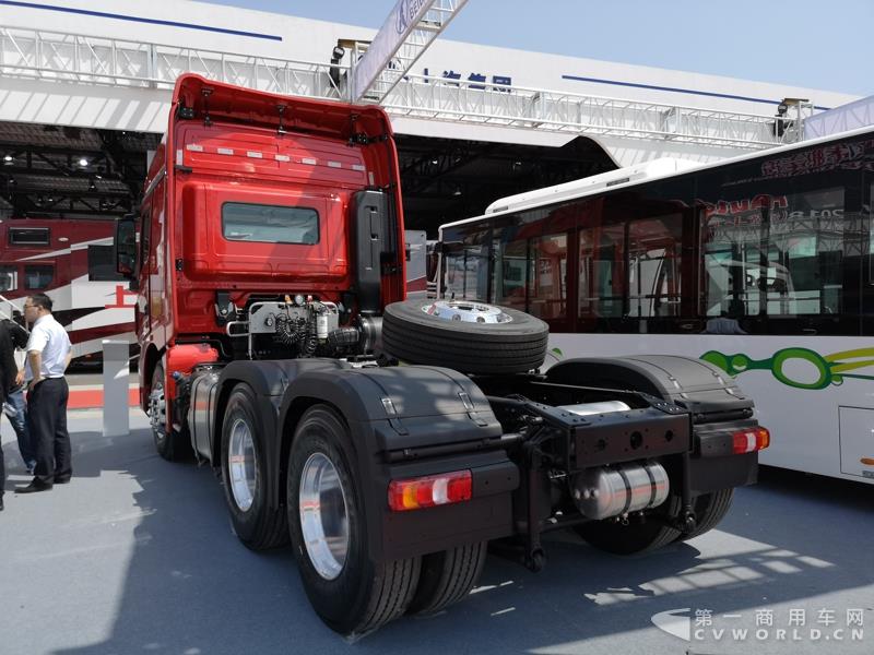 据了解，这款560马力的V3ET牵引车，是北奔重汽针对大马力市场打造的一款重卡产品，也是其首款达到560马力的欧六车型。该车搭载潍柴13L发动机，最大扭矩达2550N.m；匹配法士特最新的S系列AMT自动变速箱及缓速器；前桥采用一片簧设计，后桥采用8气囊空气悬架。不过，该车暂未定价。