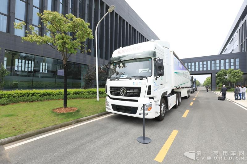 活动现场，进行了两辆智能网联卡车的现场演示，并展示了东风商用车节能卡车、串联式混合动力物流车、中卡环卫车纯电（量产车型）、串联式轻卡物流车、极限轻量化标杆车，共7款新技术展车集体亮相，展示出东风商用车在电动化、智能化、网联化、共享化、轻量化方面的新技术成果，也充分展现出东风商用车引领时代趋势打造精品车型的魄力与雄心。