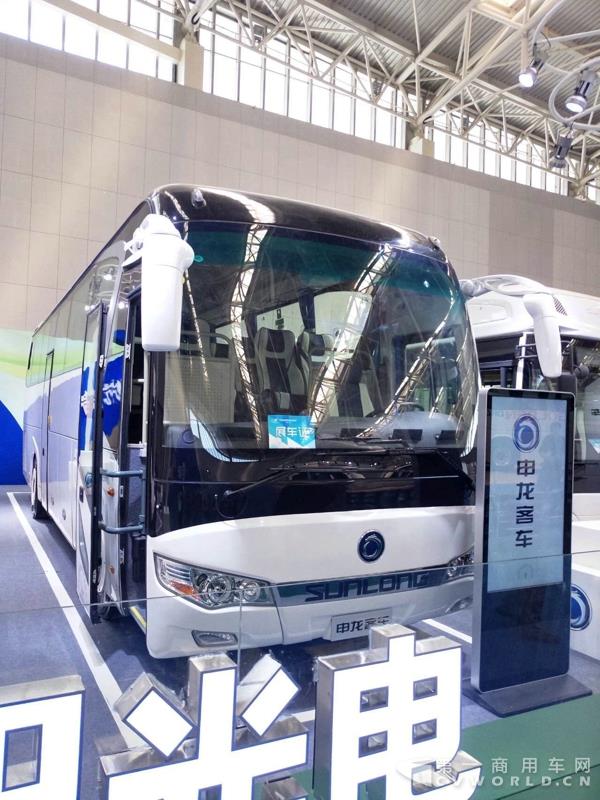 申龙SLK6118豪华旅游客车