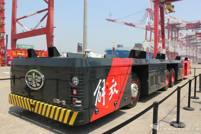 一汽解放全球首发的ICV(Inteligent Container Vehicle)港口集装箱水平运输专用智能车