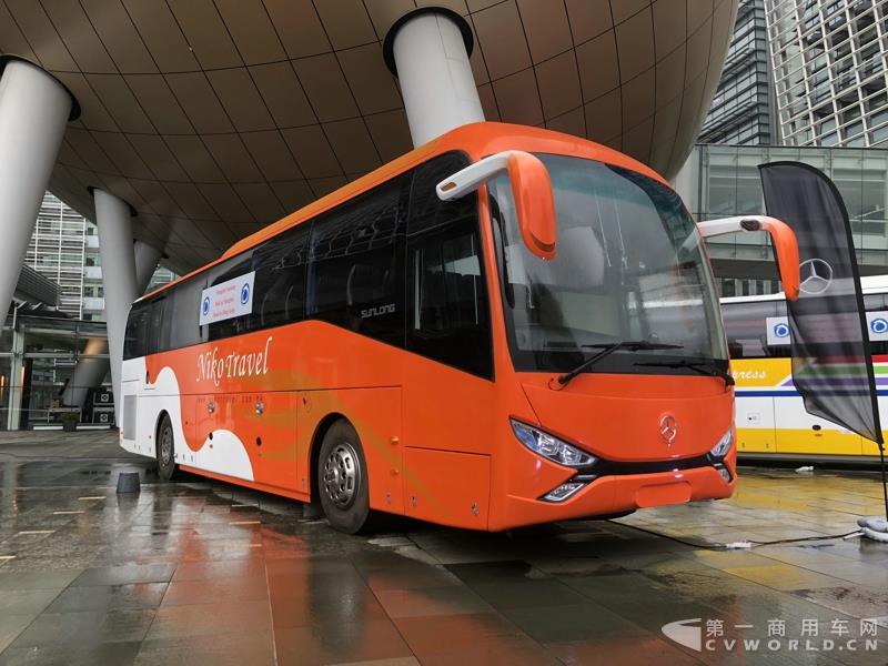 申龙SLK6116HKB欧六柴油客车，全部采用奔驰底盘