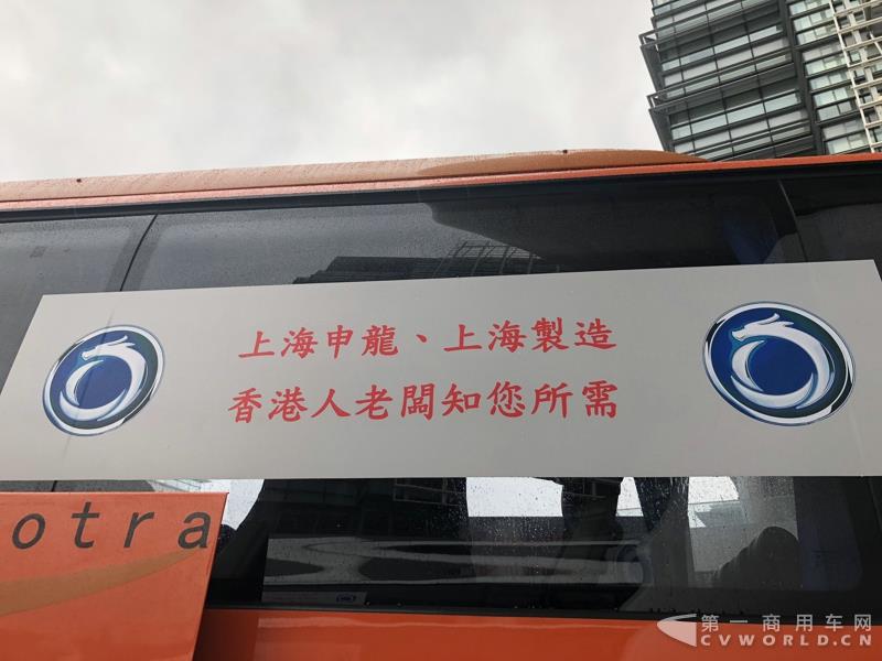 申龙SLK6116HKB欧六柴油客车，全部采用奔驰底盘