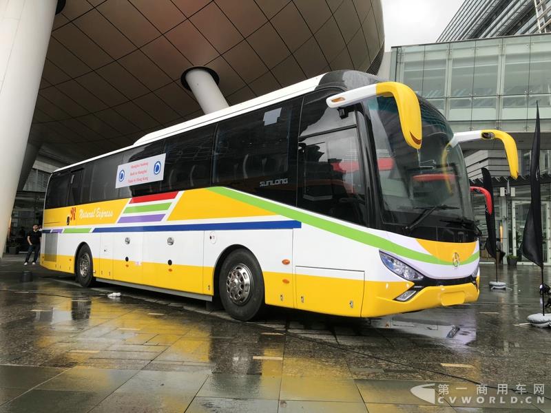 申龙SLK6116HKB欧六柴油客车，全部采用奔驰底盘