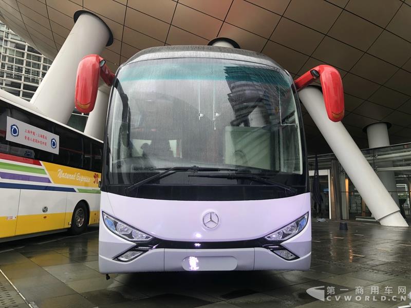 申龙SLK6116HKB欧六柴油客车，全部采用奔驰底盘