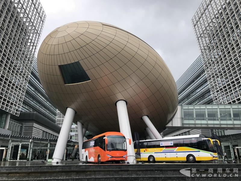 申龙SLK6116HKB欧六柴油客车，全部采用奔驰底盘