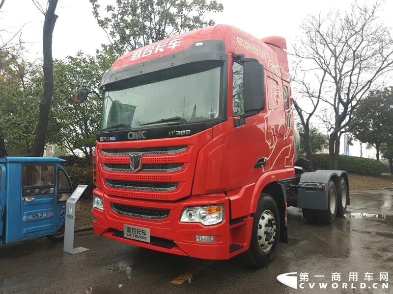 联合卡车380马力国六6×4天然气牵引车